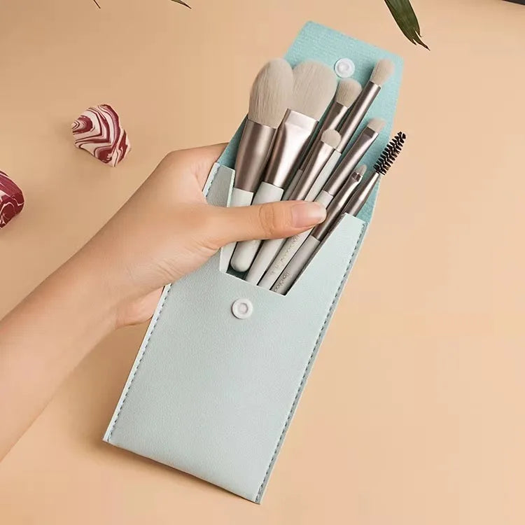 Kit com 8 Pincéis de Maquiagem Profissionais – Nylon & Plástico Transforme sua maquiagem.