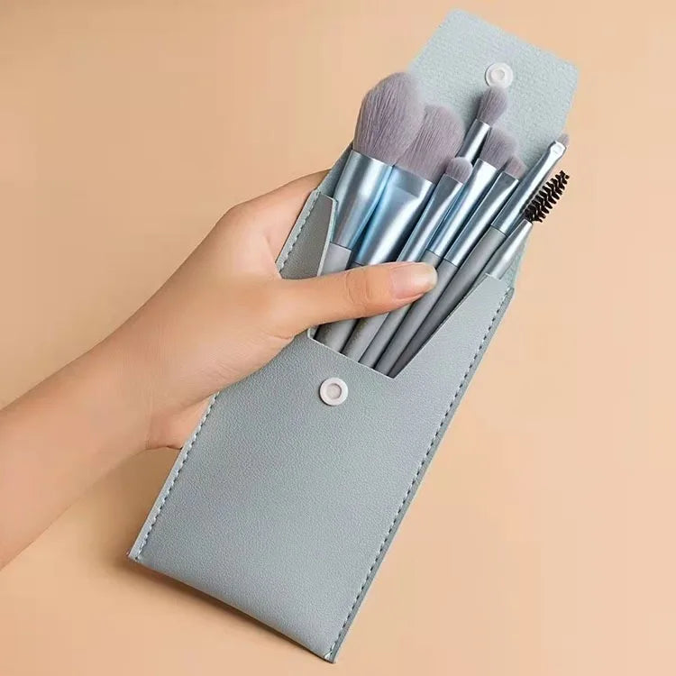 Kit com 8 Pincéis de Maquiagem Profissionais – Nylon & Plástico Transforme sua maquiagem.