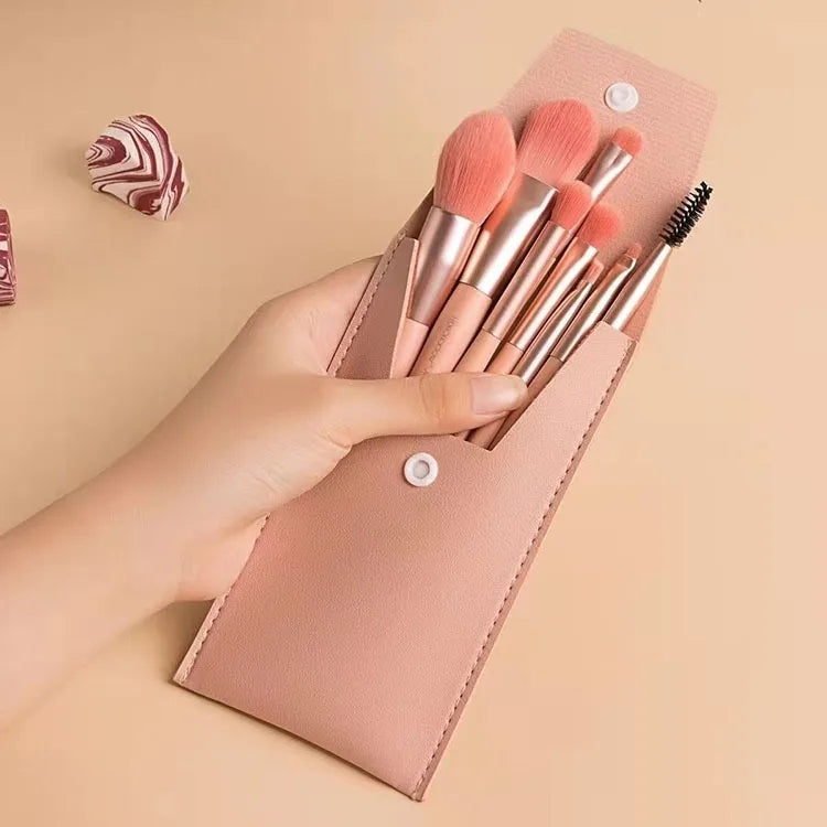 Kit com 8 Pincéis de Maquiagem Profissionais – Nylon & Plástico Transforme sua maquiagem.