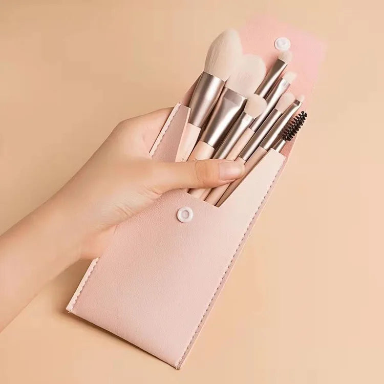 Kit com 8 Pincéis de Maquiagem Profissionais – Nylon & Plástico Transforme sua maquiagem.