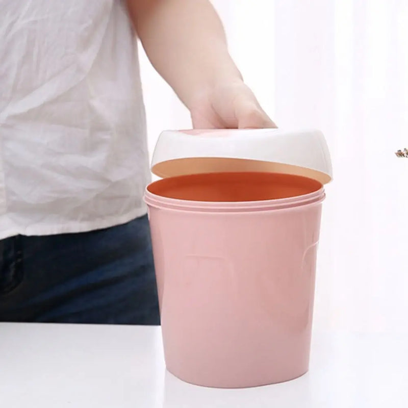 LIxeira criativa com tampa giratória de plastico.